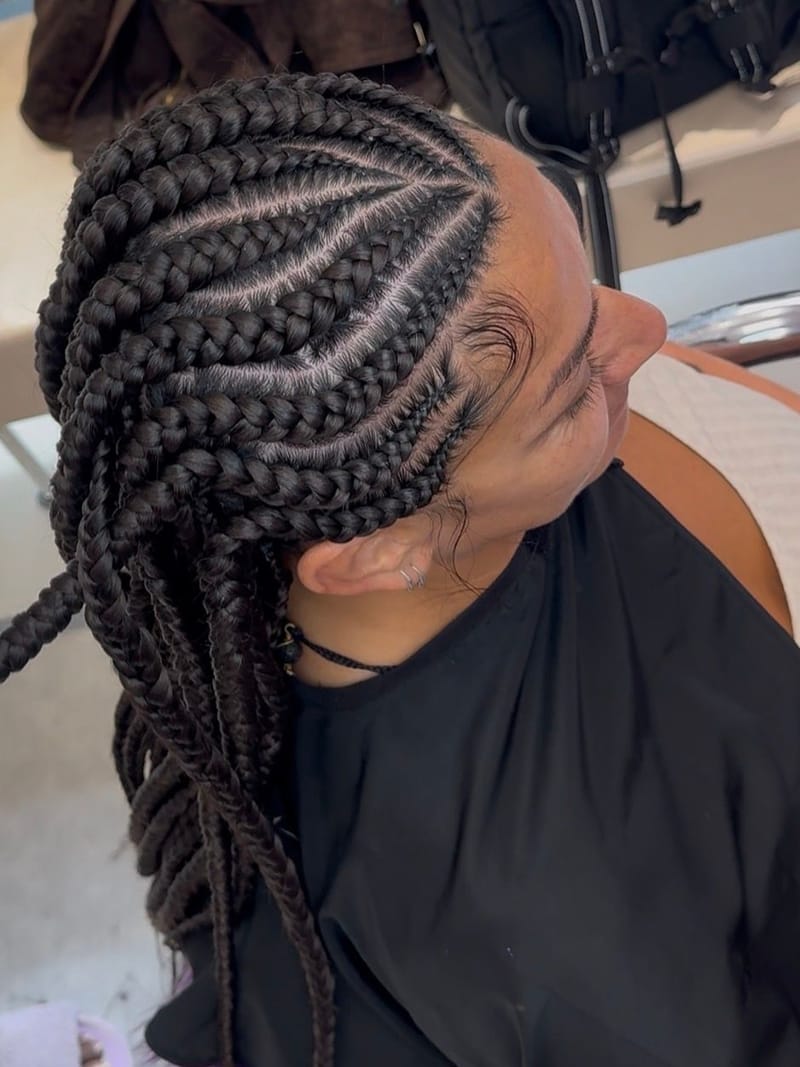 Feed-in cornrows i böjda linjer bakåt, fotograferade snett ovanifrån