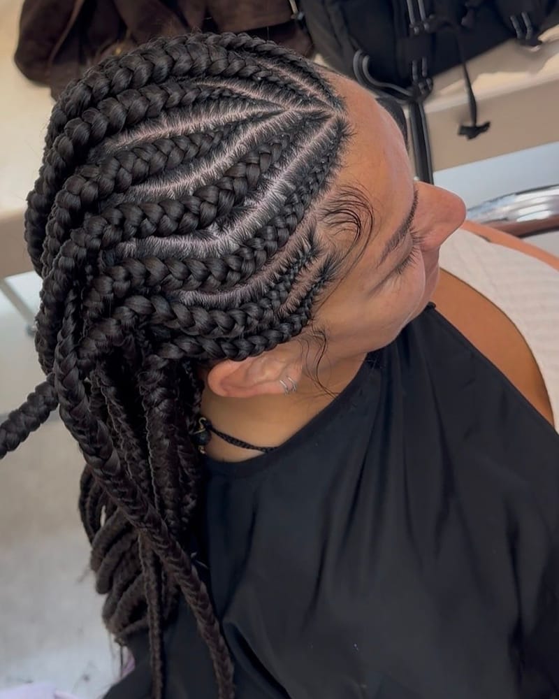 Feed-in cornrows i böjda linjer bakåt, med jämna delningar