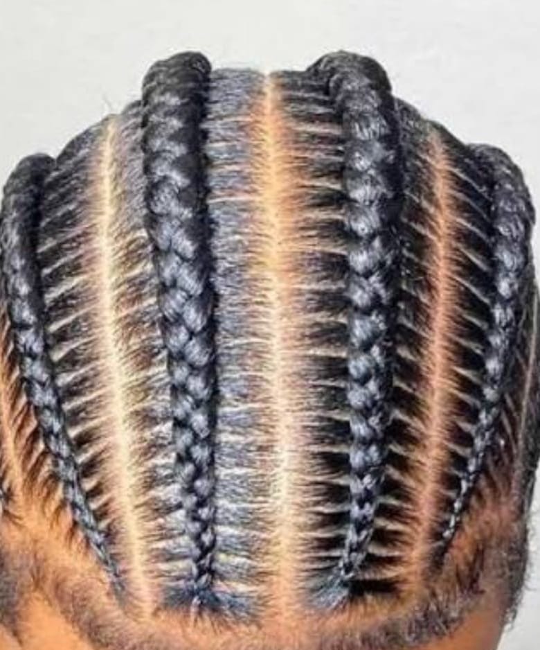 Cornrows i raka linjer bakåt med rena delningar, sedda ovanifrån
