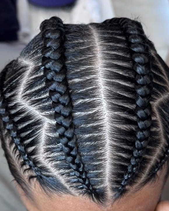 Stitch cornrows i raka linjer bakåt med jämna, markerade delningar, sedda ovanifrån